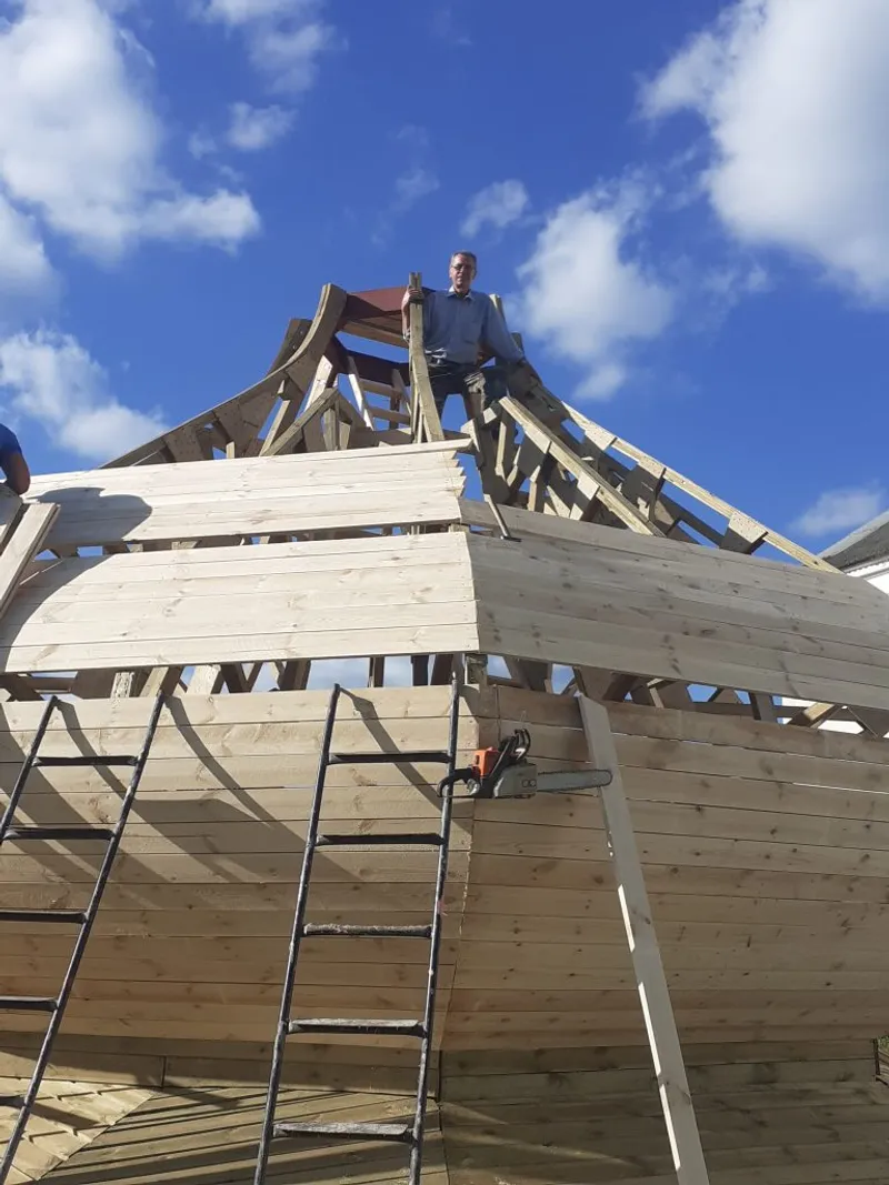 Сборка купола третьей башни