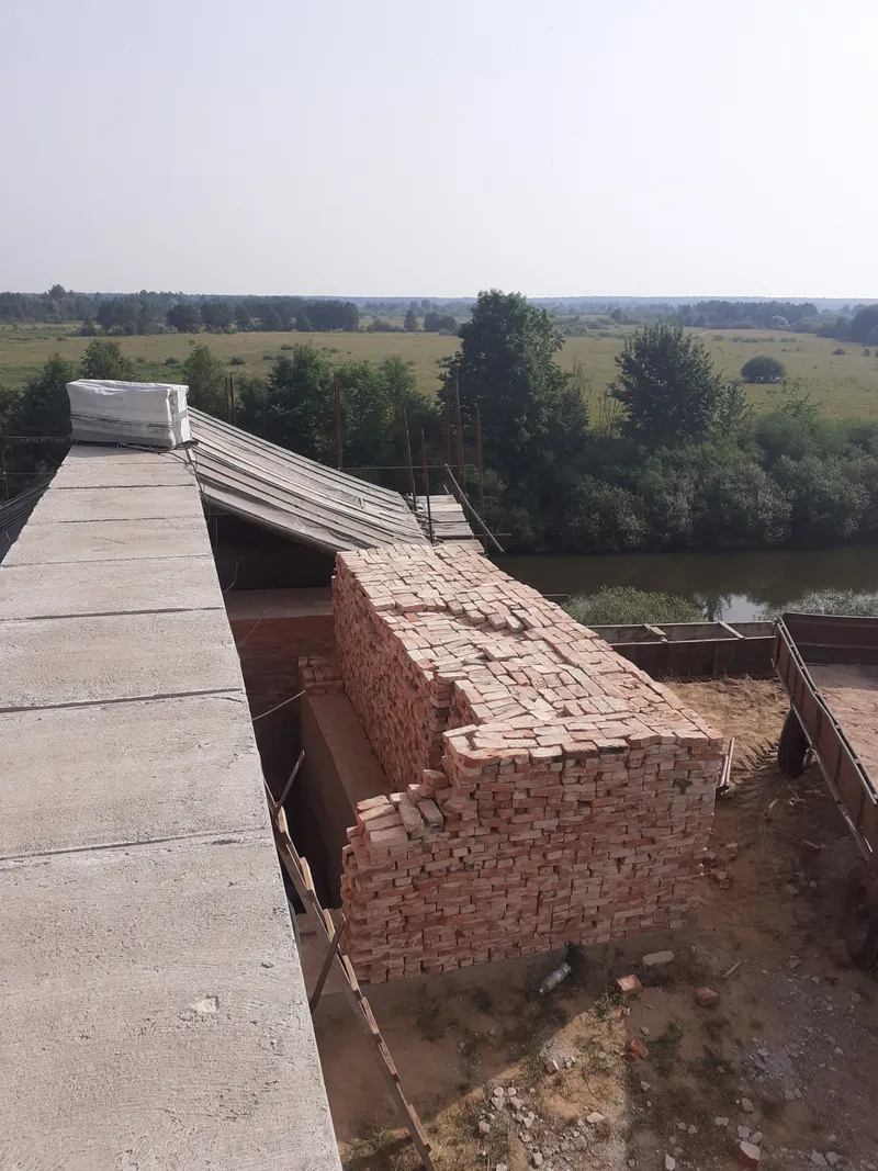 Кирпичи привезены