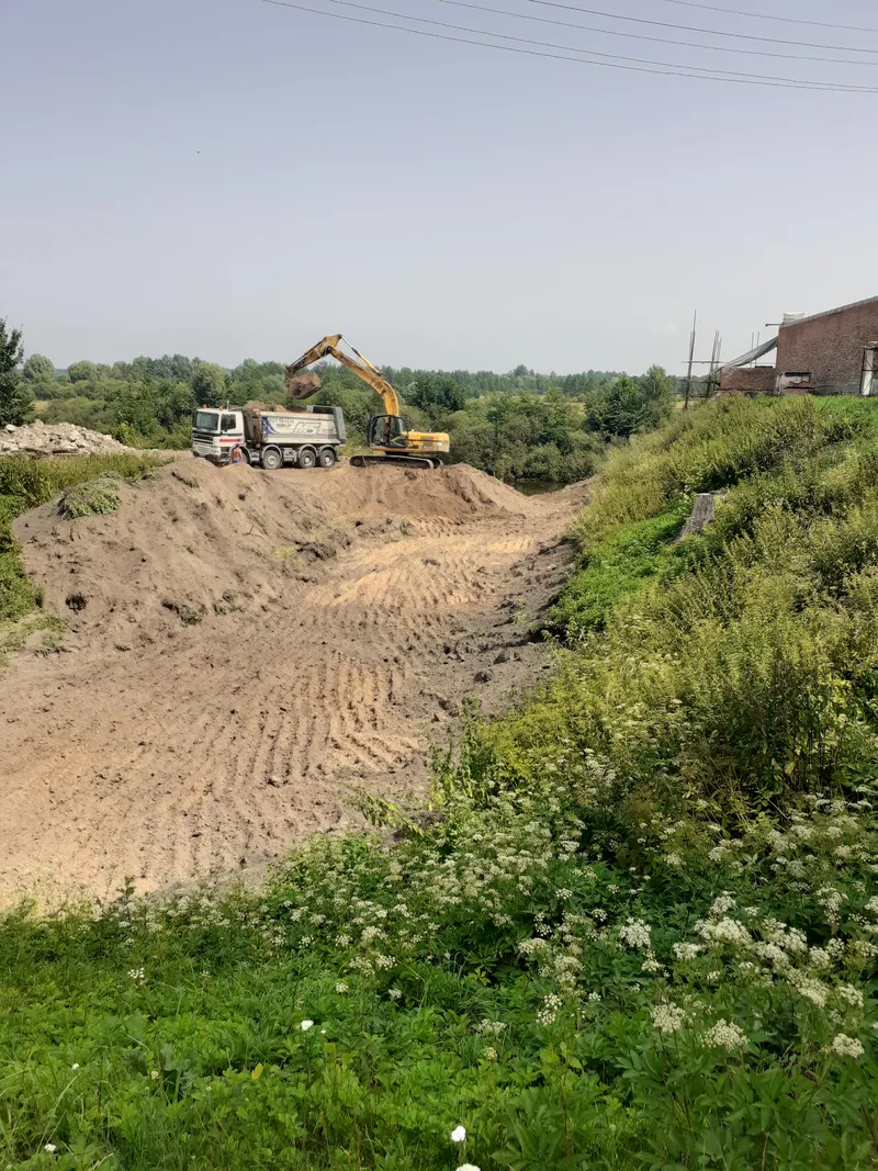 Углубление рва - заготовка бута на дамбу