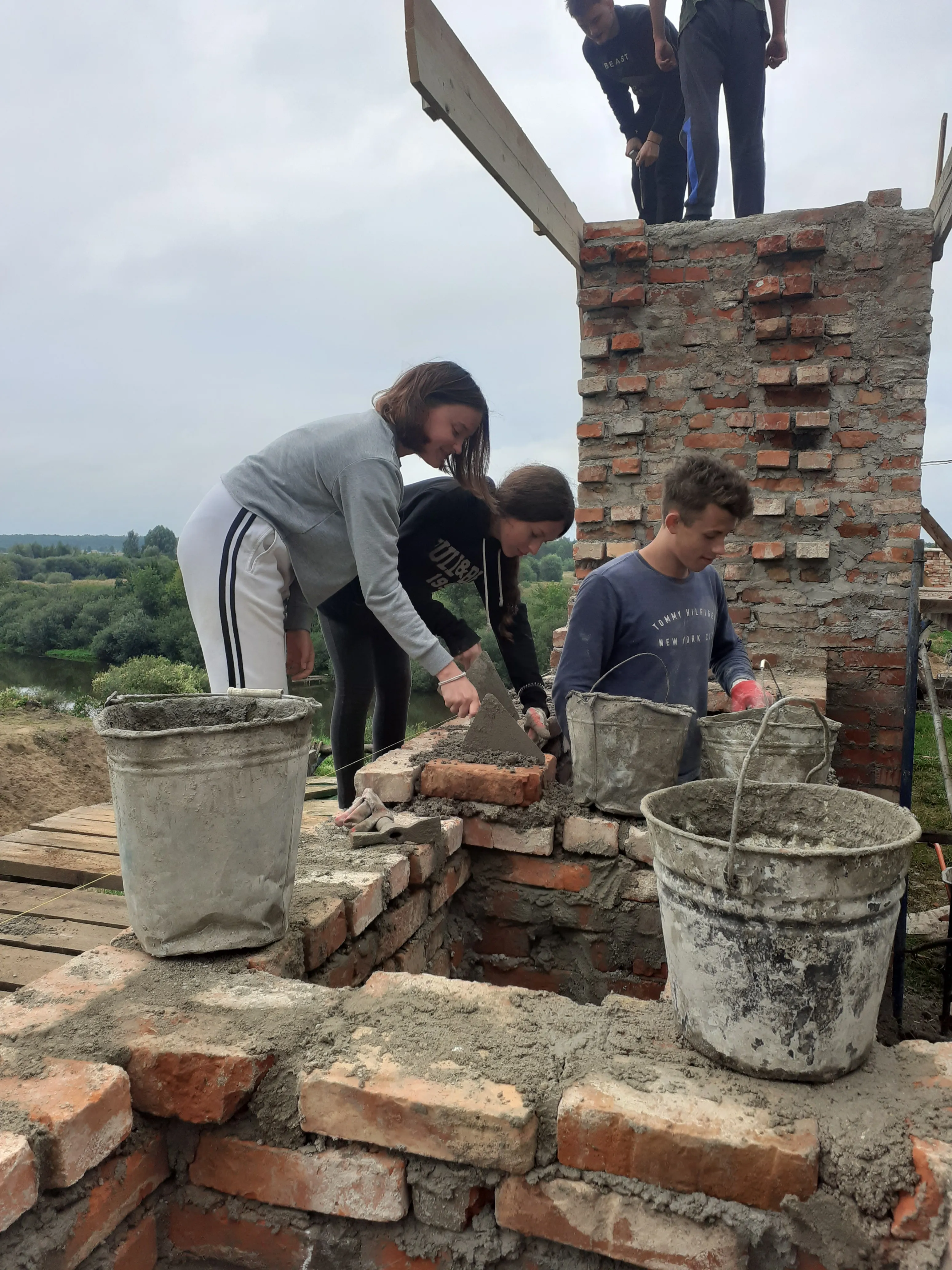 Палажылі па 5 цаглін дзўчаты. 2021 жнівень