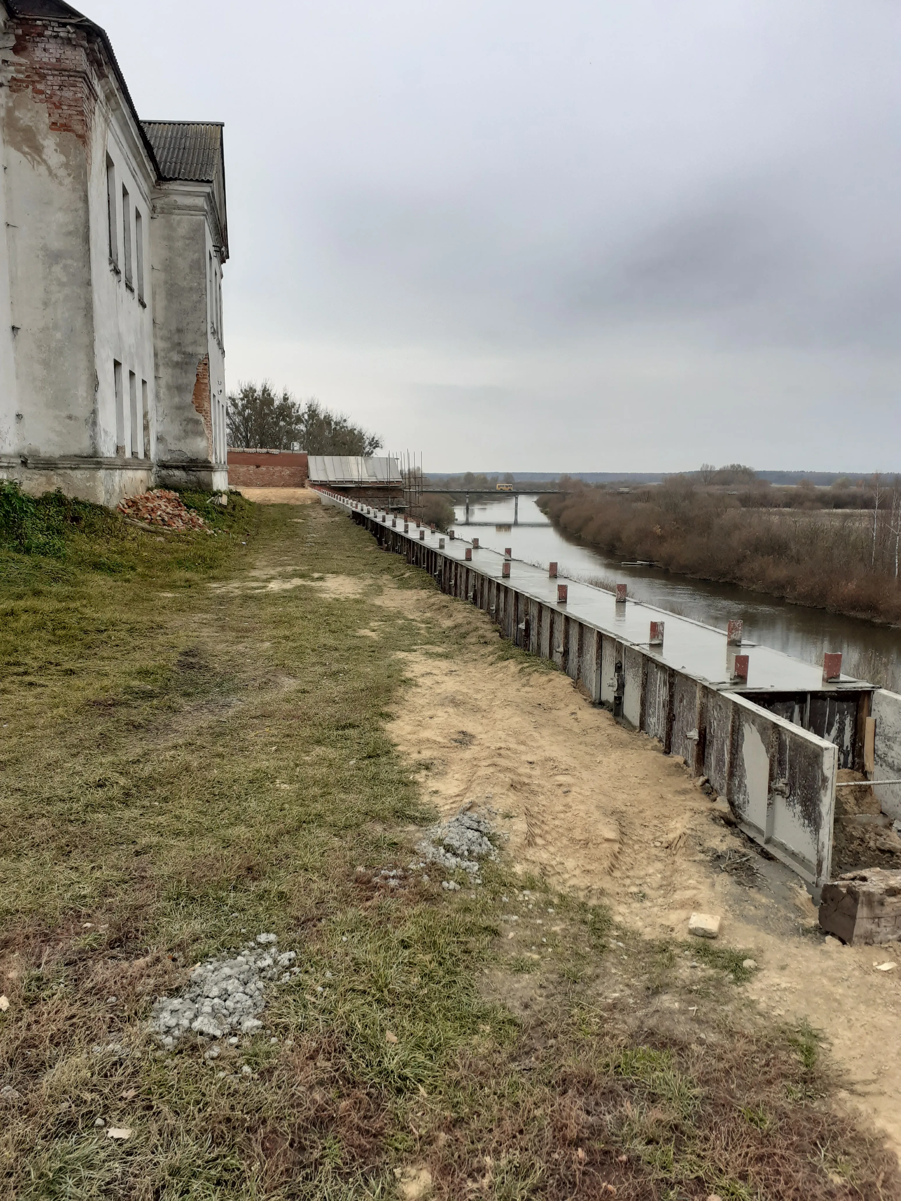 Падмурак сцяны ад р. Нёман