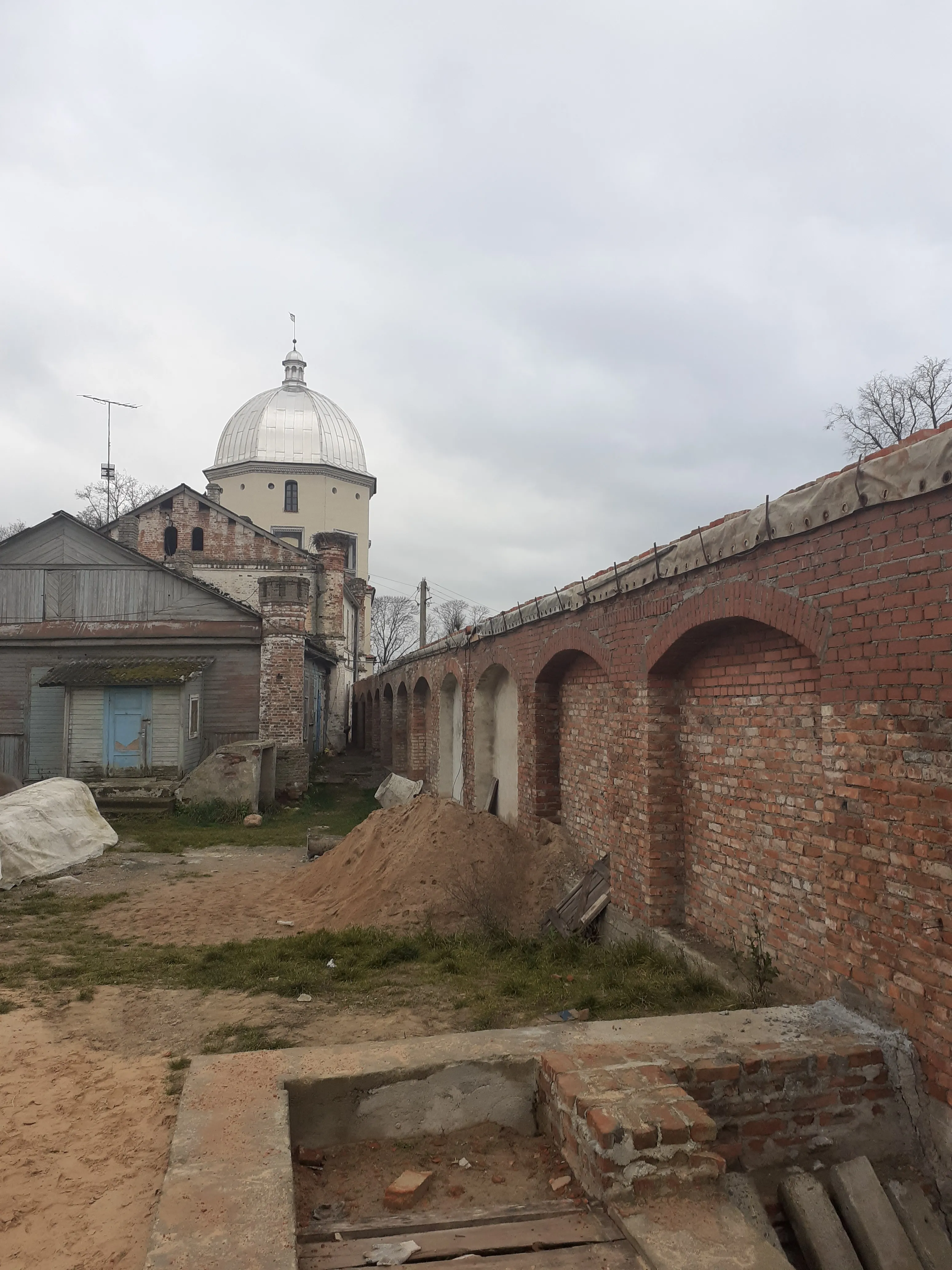 Пабудавана 28 м. сцяны з 7 аркамі