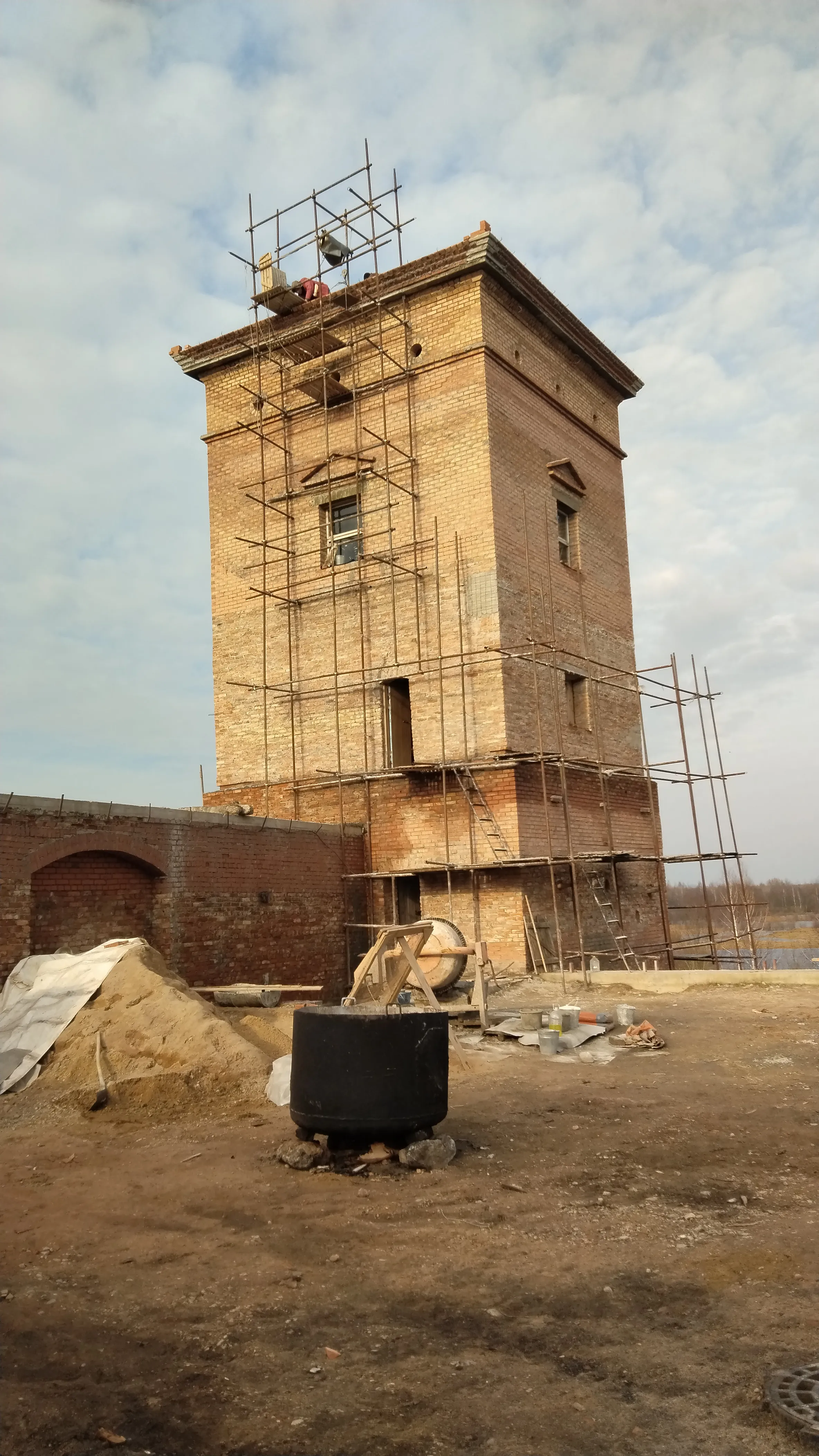 Завершение кладки стен и карниза