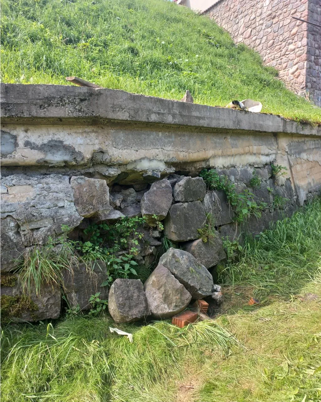 Под плитой стена будет стоять