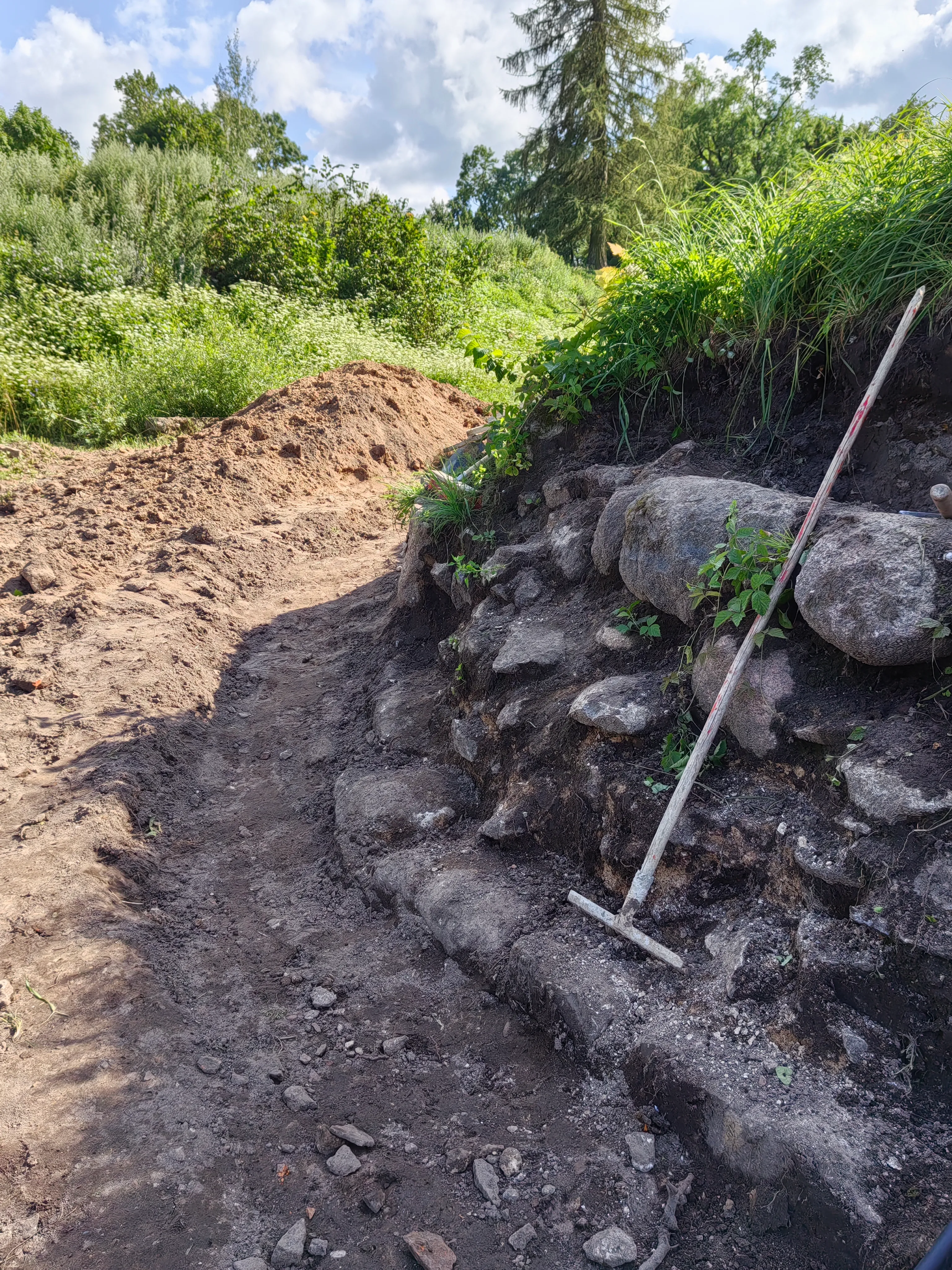 Раскоп под подпорной