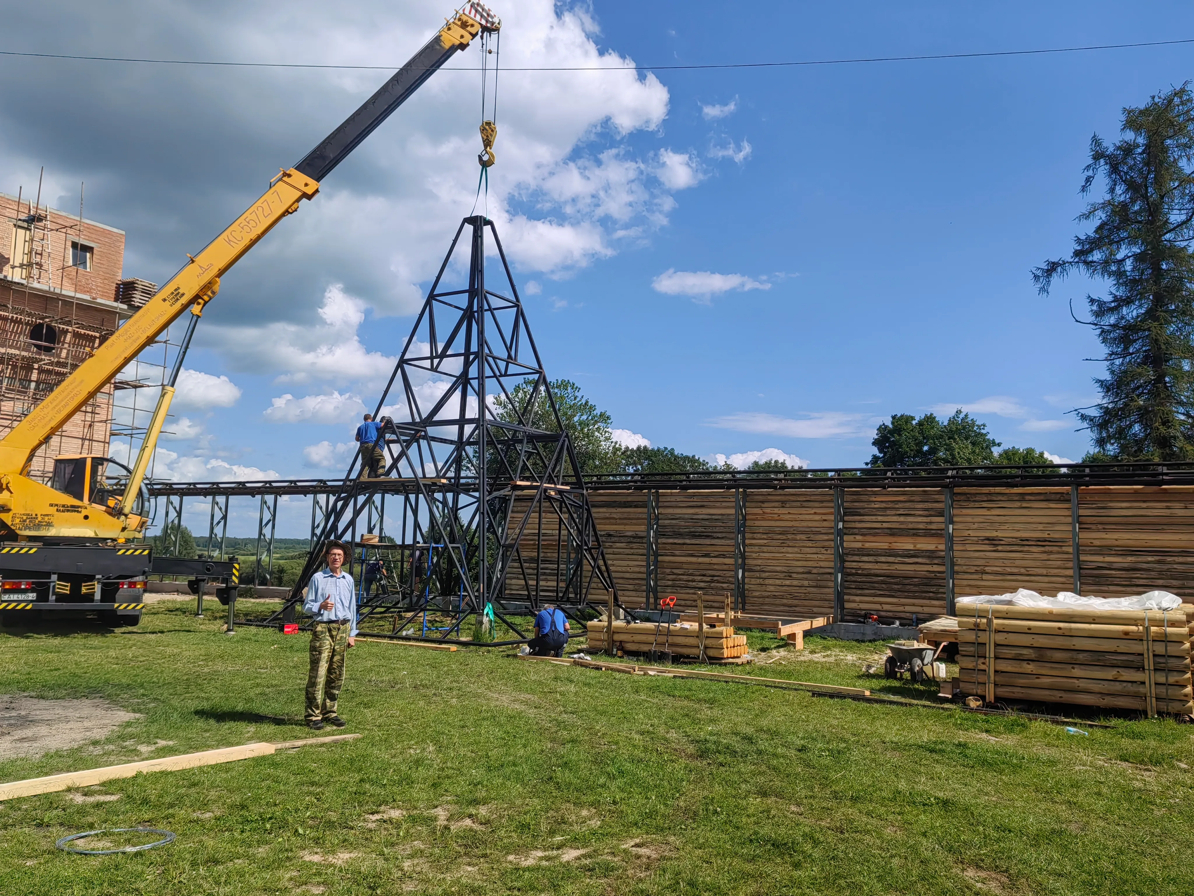 Сборка купола на столбах